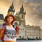 Egy fiatal nő kalapban áll a prágai óváros téren a történelmi épületek és a Týni Miasszonyunk-templom előtt