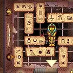 Egy egyiptomi témájú puzzle játék képe, amelyen egy múmia szarkofágja van körülvéve hieroglifákat ábrázoló téglalap alakú elemekkel