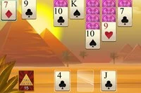 Egy Pyramid Solitaire játék Klondike elrendezéssel