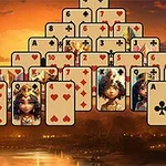 Piramis alakzatban elrendezett játékkártyák, egyiptomi témájú háttérrel