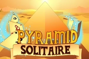 Homokos sivatagi táj egy nagy piramissal a háttérben, kártyalapokkal és a Pyramid Solitaire felirattal