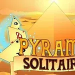 Homokos sivatagi táj egy nagy piramissal a háttérben, kártyalapokkal és a Pyramid Solitaire felirattal