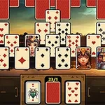 Kártyalapok sora, különböző számokkal és színekkel, háttérben festői naplemente látható
