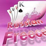 Három kártyalap díszített épületsziluettel, háttérben rózsaszín árnyalatok, alatta fényes Russian Freecell felirattal