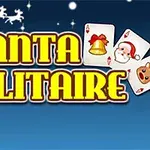 Kék háttér előtt sárga betűkkel kiemelt Santa Solitaire felirat, Mikulás, harang és rénszarvas képekkel ellátott kártyalapokkal, a háttérben havas tájjal és szánhúzó rénszarvasokkal