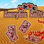 Skorpió homokos sivatagban, körülötte kártyalapok, felül Scorpion Solitaire felirat