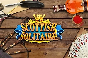Kártyák, skót duda, whisky és toll egy faasztalon, középen a Scottish Solitaire felirat