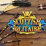 Kártyák, skót duda, whisky és toll egy faasztalon, középen a Scottish Solitaire felirat