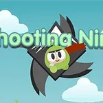 Egy rajzolt, zöld színű ninja figura piros sállal, shuriken háttérrel, kék égbolt és felhők előtt