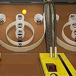 Sárga golyó éppen pályán gurul, célba véve a különböző pontértékű lyukakat egy arcade játékban