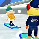 Két figura snowboardozik egy havas pályán, egyikük fehér kabátot és zöld sapkát, a másik kék ruhát, piros fülvédőt visel, a háttér pedig havas tájat ábrázol