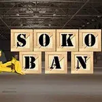 Egy sárga buldózer előtt hat fa láda látható egy raktárban, a ládák SOKOBAN felirattal