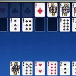 Kártyajáték királyokkal, dámákkal és ászokkal kék háttéren