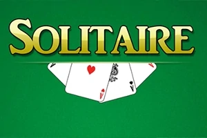 Zöld háttéren a Solitaire felirat látható, alatta három kiterített kártyalappal