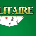Zöld háttéren a Solitaire felirat látható, alatta három kiterített kártyalappal