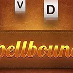 Bőrhatású háttér előtt Spellbound felirat, fölötte fehér kockákon fekete betűk: T, V, D, O