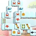 Több rétegű mahjong csempék tengeri állatok és szimbólumok mintáival, háttérben pálmafák és homokos tengerpart