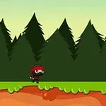 Egy piros fejkendős, fekete ruhás ninja egy zöld fűvel borított talajon fut, háttérben sötétzöld fenyőfákkal