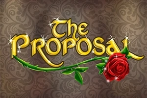 Arany színű The Proposal felirat egy rózsával díszített hátér előtt