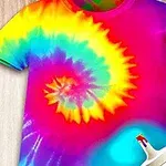 Szivárványszínű spirálmintás póló festékszóró flakon mellett
