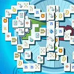 Mahjong csempék szimmetrikus elrendezésben kék háttérrel