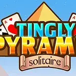A képen egy piramis és két játékkártya látható, a középen elhelyezett színes Tingly Pyramid Solitaire felirattal