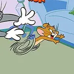 Egy rajzolt kép, ahol egy macska kerget egy egeret egy nappaliban
