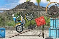 Motorozz és kerüld ki a pályán lévő akadályokat