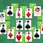 Kártyák elrendezése zöld háttér előtt, különböző színek és minták keverékével