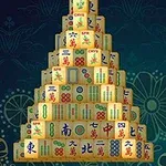 Egy színes mahjong csempe piramis virágmintás háttér előtt
