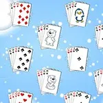 Kék háttéren fehér pöttyök, rajzolt állatokkal és hagyományos szimbólumokkal díszített kártyák szétszórva