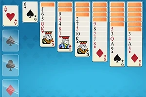 Kártyalapok rendezetten egy kék háttéren póker stílusban